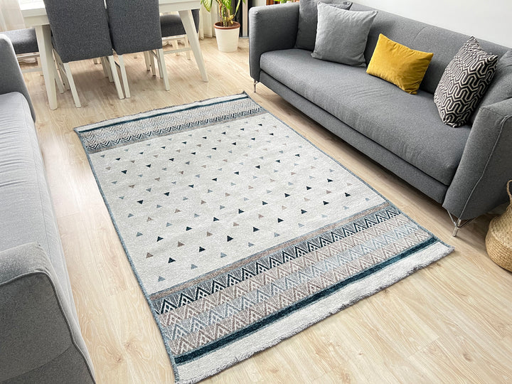 Tapis triangulaire bleu gris blanc cassé