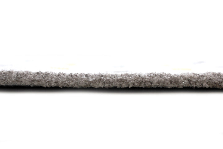 Tapis triangulaire doré, gris et blanc cassé