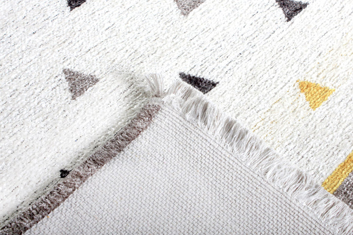 Tapis triangulaire doré, gris et blanc cassé