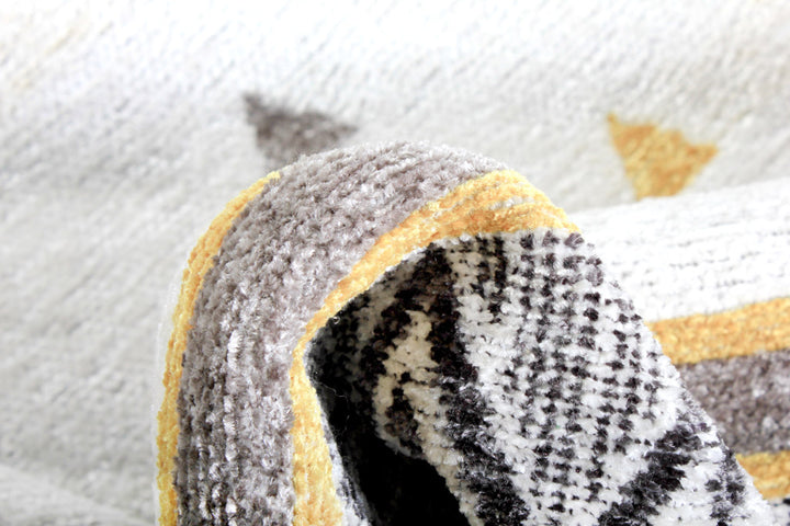 Tapis triangulaire doré, gris et blanc cassé