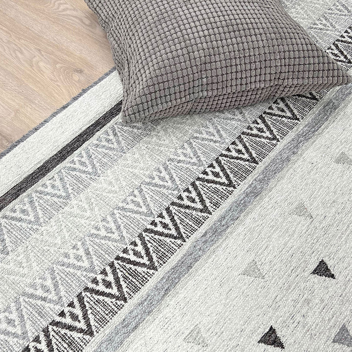 Tapis lavable tissé triangulaire gris et blanc cassé