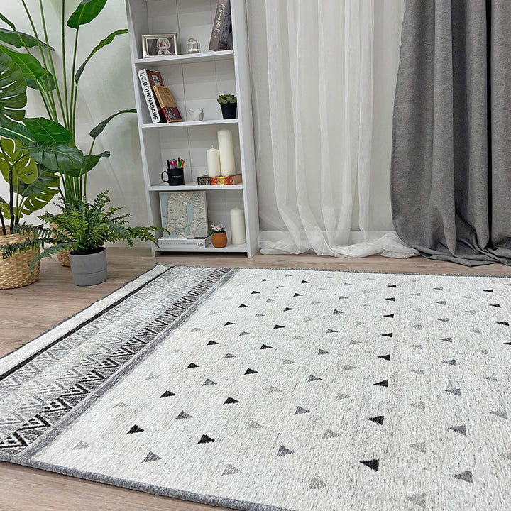 Tapis lavable tissé triangulaire gris et blanc cassé