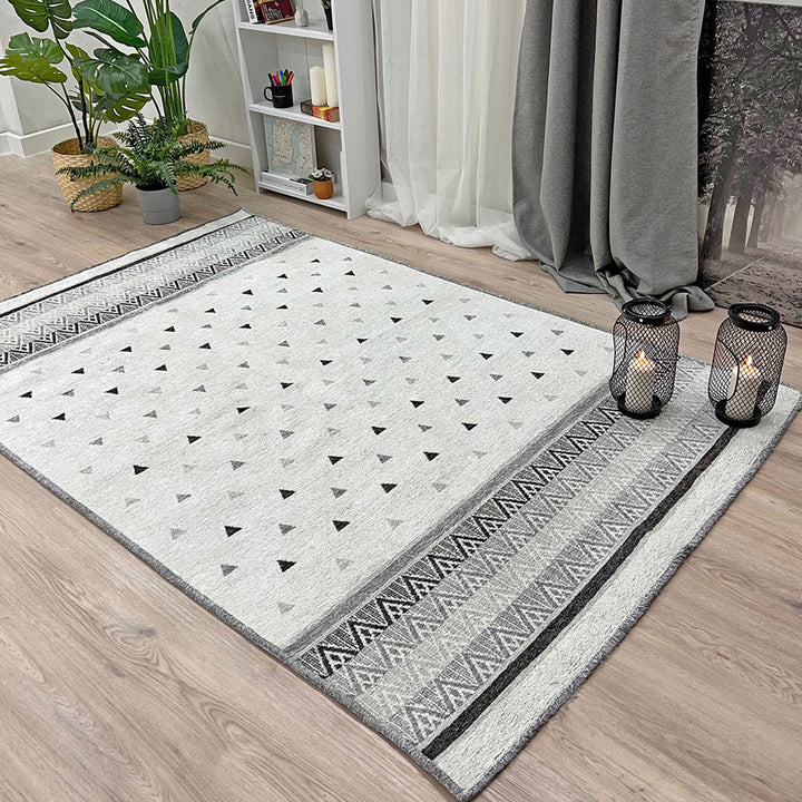 Tapis triangulaire bleu, doré, gris et blanc cassé