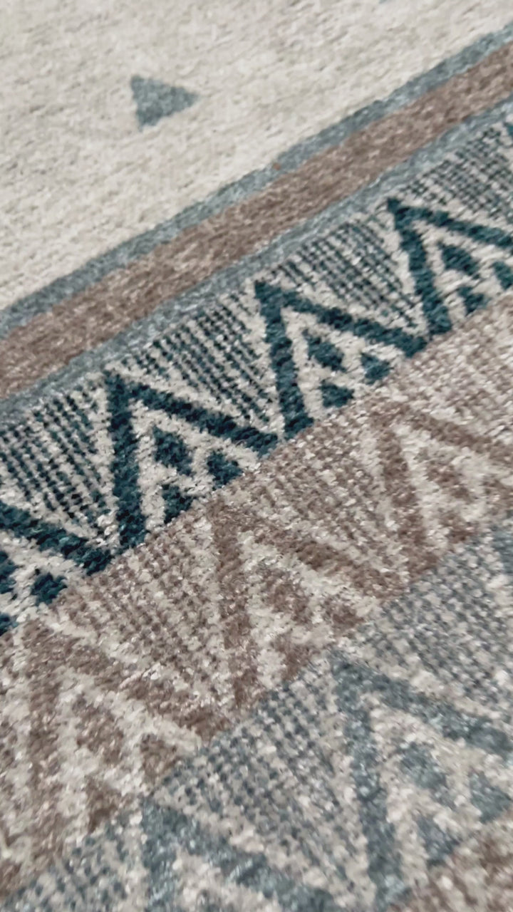 Tapis triangulaire bleu gris blanc cassé
